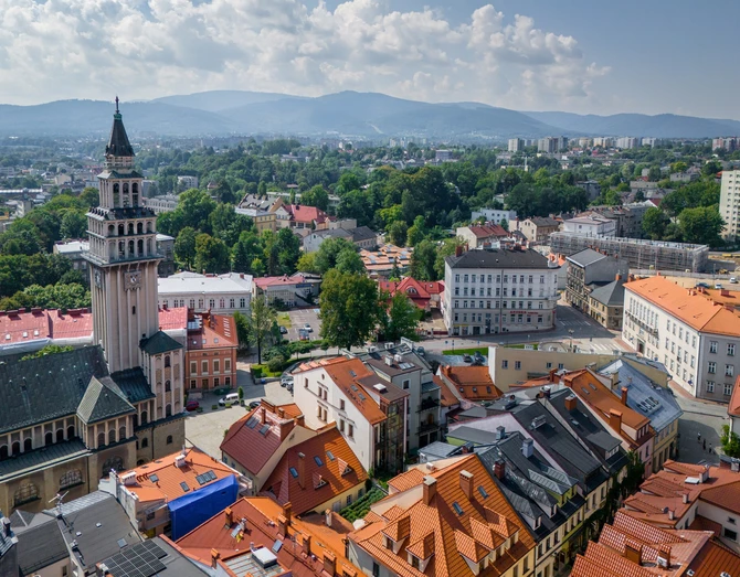 Uniwersytet Bielsko-Bialski - uczelnia z widokiem na... Beskidy.