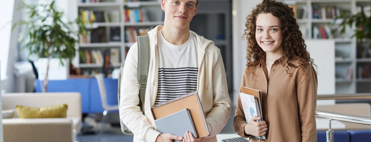 Na zdjęciu znajdują się dwie osoby, studenci